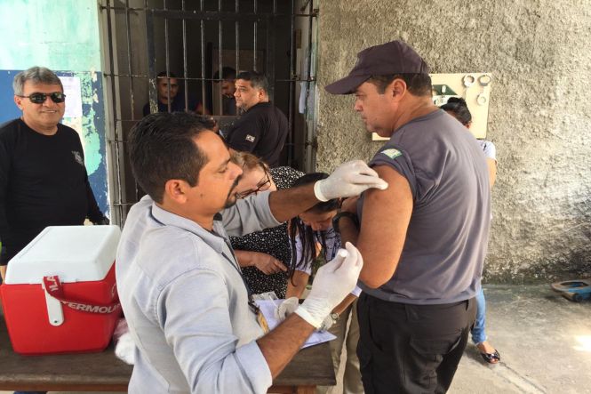 Internos e funcionários do Centro de Recuperação Regional de Castanhal (CRRCAST) e do Centro de Recuperação Regional de Tomé-Açu (CRRTA) já começaram a receber a vacina contra o vírus Influenza, causador de gripe. A campanha nacional é realizada desde o último dia 10 de abril, e prosseguirá até 31 de maio. Nas duas unidades a vacinação começou na terça-feira (16), e continuará até 23 de abril. 

FOTO: ASCOM / SUSIPE
DATA: 18.04.2019
BELÉM - PARÁ <div class='credito_fotos'>Foto: ASCOM / SUSIPE   |   <a href='/midias/2019/originais/6d252a47-a2ed-4f41-ae67-82c62da00728.jpg' download><i class='fa-solid fa-download'></i> Download</a></div>