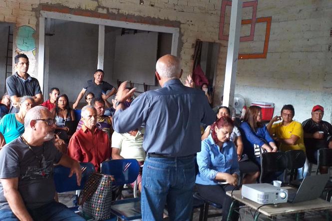 O projeto da Nova BR executado pelo Governo desde o dia 15 de janeiro deste ano foi apresentado nesta manhã (26) a pelo menos 16 lideranças comunitárias do bairro de Águas Lindas, região metropolitana de Belém. Diretores do Núcleo de Gerenciamento de Transporte Metropolitano (NGTM) estiveram reunidos com o grupo em um espaço da comunidade naquele bairro detalhando o projeto como um todo, o andamento, as medidas que estão sendo tomadas que não estavam no previstas para minimizar os impactos e, ouviram demandas e sugestões dos moradores.

FOTO: ASCOM / NGTM
DATA: 26.03.2019
BELÉM - PA <div class='credito_fotos'>Foto: ASCOM / NGTM   |   <a href='/midias/2019/originais/6dbd9815-4782-4f34-9b58-9761db4a7d40.jpg' download><i class='fa-solid fa-download'></i> Download</a></div>