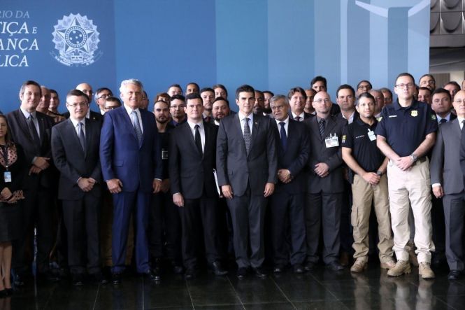 O município de Ananindeua, na região metropolitana de Belém, foi um dos cinco selecionados no Brasil para receber a implementação de um projeto piloto, realizado pelo Ministério da Justiça, na área da segurança pública e promoção social. O anúncio foi feito, na manhã desta quarta-feira (15), pelo governador Helder Barbalho, durante o lançamento do Programa Nacional de Enfrentamento à Criminalidade Violenta que acontece em Brasília (DF).

FOTO: JAILSON SAM / DIVULGAÇÃO
DATA: 15.05.2019
BRASÍLIA - DF <div class='credito_fotos'>Foto: Jailson Sam / Divulgação   |   <a href='/midias/2019/originais/6dd448c1-44d8-4f71-8a92-e54db5a2a1b6.jpg' download><i class='fa-solid fa-download'></i> Download</a></div>