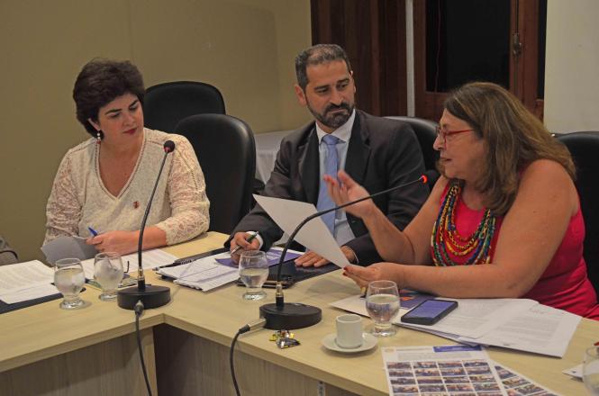 A Segurança pública voltada especificamente para a população do sexo feminino foi pauta de uma reunião na tarde desta quarta-feira, 12, na Assembleia Legislativa do Estado do Pará (Alepa). Entre os assuntos mais presentes estavam a ampliação das Delegacias Especializadas no atendimento à Mulher (DEAM’s) e o atendimento humanizado nas unidades policiais de todo o Estado. O secretário de segurança pública e defesa social, Ualame Machado explanou as medidas já adotadas pela atual gestão e os desafios a serem vencidos a fim de reduzir, cada vez mais, os crimes de violência contra a mulher.

FOTO: ASCOM /SEGUP
DATA: 13.03.2019
BELÉM - PA <div class='credito_fotos'>Foto: ASCOM / SEGUP   |   <a href='/midias/2019/originais/6df5d7eb-65eb-4d11-9e04-4b8028d328b5.jpg' download><i class='fa-solid fa-download'></i> Download</a></div>