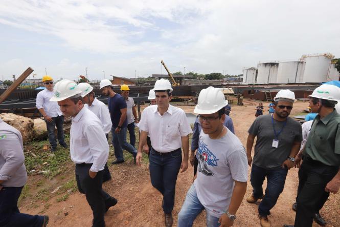 No penúltimo dia do programa Governo por Todo o Pará no oeste paraense, o governador Helder Barbalho irá nesta sexta-feira (22) aos municípios de Trairão e Itaituba, para conhecer as demandas da população e fiscalizar o andamento de ações prioritárias ao desenvolvimento do Pará. A partir das 11 h, o governador participará em Trairão da entrega da Escola Estadual Everaldo Martins, que passou por obras de reforma e ampliação, orçadas em R$ 1,7 milhão.

FOTO: MARCO SANTOS / AGÊNCIA PARÁ
DATA: 21.03.2019
SANTARÉM - PA <div class='credito_fotos'>Foto: Marco Santos / Ag. Pará   |   <a href='/midias/2019/originais/6e014a8b-1ba0-4ad1-bf8f-1080275b828b.jpg' download><i class='fa-solid fa-download'></i> Download</a></div>