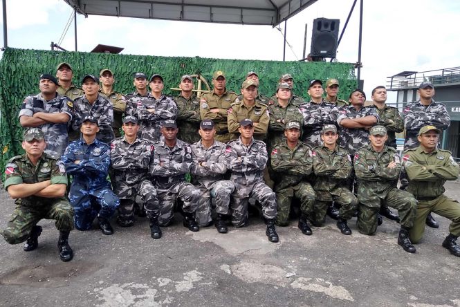 Cerca de 30 agentes de segurança da Polícia Militar, Polícia Civil e da Guarda Municipal foram capacitados no IV Curso de Operações Fluviais (Copflu), idealizado pela Companhia Independente de Polícia Fluvial (Cipflu), ligada ao Grupamento Fluvial do Pará (Gflu). O curso ocorreu entre os dias 10 de abril e 24 de maio com a apresentação e solenidade dos formandos.

FOTO: ASCOM / SEGUP
DATA: 25.05.2019
BELÉM - PARÁ <div class='credito_fotos'>Foto: ASCOM / SEGUP   |   <a href='/midias/2019/originais/6e18fdd8-2cf3-48dc-ade4-c1691d844315.jpg' download><i class='fa-solid fa-download'></i> Download</a></div>