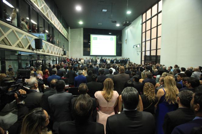 Helder Barbalho tomou posse como governador do estado do Pará para o quadriênio 2019-2022, ao lado do vice, Lúcio Vale. A sessão solene ocorreu na manhã desta terça-feira (1°), em Belém, no plenário Newton Miranda, da Assembleia Legislativa do Pará (Alepa), e contou com a participação de deputados estaduais e federais, prefeitos, vereadores, secretários escolhidos para compor o novo governo, bem como demais autoridades locais e lideranças dos mais diversos setores. Compuseram a mesa solene, a presidente em exercício da Alepa, a deputada estadual Cilene Couto, o Desembargador do Tribunal de Justiça do Estado do Pará, José Maria Teixeira do Rosário, o senador da República Jader Barbalho, a deputada federal Elcione Barbalho, o vice-prefeito de Belém, Orlando Reis, a presidente do Tribunal de Contas do Estado do Pará, conselheira Lourdes Lima, e o quarto secretário da mesa diretora da Alepa, deputado Soldado Tércio.

FOTO: THIAGO GOMES / AG. PARÁ
DATA: 01.01.2019
BELÉM - PARÁ <div class='credito_fotos'>Foto: Thiago Gomes /Ag. Pará   |   <a href='/midias/2019/originais/6e2deb8e-061c-43c0-94de-c58973a84666.jpg' download><i class='fa-solid fa-download'></i> Download</a></div>