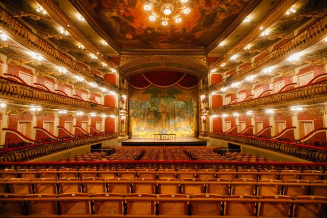 O Theatro da Paz, um dos locais mais representativos e importantes da cultura paraense, com 141 anos de história, passará por obras de manutenção e restauro nos próximos meses. A reforma ocorre em função de problemas na cobertura estrutural do prédio, que vem causando infiltrações e fissuras no forro de estuque, além de haver a presença de vegetação aérea na fachada.

FOTO: WAGNER SANTANA - AGÊNCIA PARÁ
DATA: 12.03.2019
BELÉM - PA <div class='credito_fotos'>Foto: Wagner Santana / Ag. Pará   |   <a href='/midias/2019/originais/6e7f3dba-001d-4438-93cc-54849087abbd.jpg' download><i class='fa-solid fa-download'></i> Download</a></div>