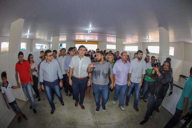 A população do município de Viseu, no nordeste do Pará, já dispõe de todos os benefícios de uma feira nova. Neste sábado (09), o governador do Pará, Helder Barbalho, esteve na sede municipal participando da inauguração da obra de ampliação da Feira Municipal Ramiro Azevedo Viana, executada com recursos liberados pelo Ministério da Integração Nacional, quando Helder Barbalho era o titular da pasta.


FOTO: MARCO SANTOS / AGÊNCIA PARÁ
DATA: 09.03.2019
VISEU - PARÁ <div class='credito_fotos'>Foto: Marco Santos / Ag. Pará   |   <a href='/midias/2019/originais/6e83d659-6e94-4d05-86a8-b1f09d4af8f4.jpg' download><i class='fa-solid fa-download'></i> Download</a></div>