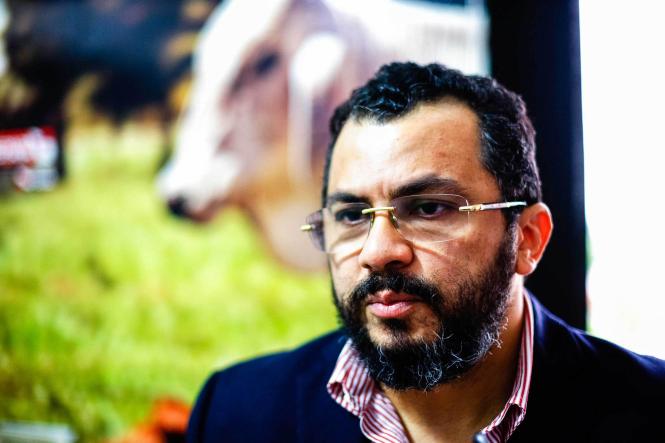 Os avanços para a erradicação da mosca da carambola foram apresentados pelo diretor geral Agência de Defesa Agropecuária do Pará (Adepará), Lucivaldo Moreira Lima, a representantes do Ministério da Agricultura, Pecuária e Abastecimento (Mapa) nesta terça-feira, 26. Na ocasião, Lima informou que a praga está controlada em território estadual e que a determinação da atual gestão é não medir esforços para o cumprimento do prazo determinado pelo governo federal – dia 31 de março – para a erradicação da mosca da carambola, que apesar do nome, afeta pelo menos 30 variedades de frutas, prejudicando a comercialização e, principalmente, a exportação. A força tarefa visa manter o estado como área livre para as duas atividades.

FOTO: MAYCON NUNES / AGÊNCIA PARÁ
DATA: 26.02.2019
BELÉM - PA <div class='credito_fotos'>Foto: Maycon Nunes / Ag. Pará   |   <a href='/midias/2019/originais/6e9c1f06-d534-4898-8957-9c27421c6327.jpg' download><i class='fa-solid fa-download'></i> Download</a></div>