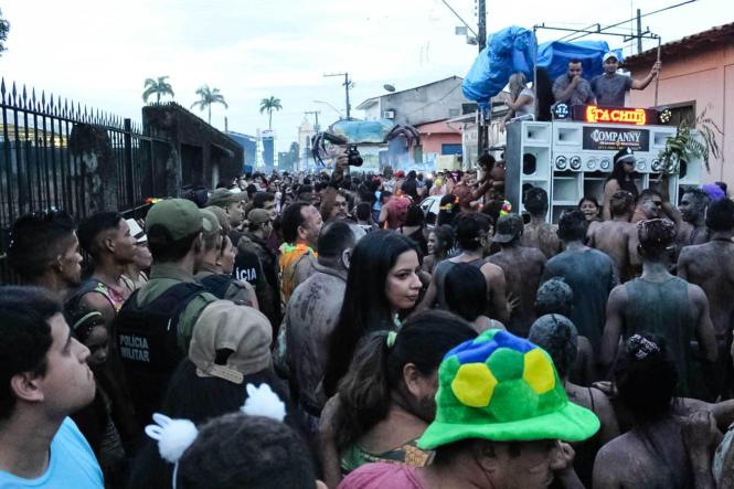 Reconhecido como um dos mais divertidos do Pará, o carnaval de Curuçá, no nordeste do Estado, atraiu, diariamente, cerca de 30 mil pessoas este ano, contando com reforço de efetivo de diversos órgãos da área de Segurança Pública e Defesa Social. Em conjunto com o Corpo de Bombeiros Militar, Departamento de Trânsito do Estado do Pará (Detran) e Guarda Municipal de Curuçá, a Polícia Militar intensificou as ações de policiamento na cidade, com o objetivo de preservar a segurança dos foliões que escolheram o município como ponto de diversão. 

FOTO: ASCOM / PM
DATA: 06.03.2019
CURUÇÁ - PA <div class='credito_fotos'>Foto: ASCOM / PMPA   |   <a href='/midias/2019/originais/6eb89d21-fd21-4272-af3e-51048822682e.jpg' download><i class='fa-solid fa-download'></i> Download</a></div>