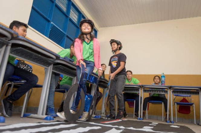 Aliado a respeito, cortesia e responsabilidade, o conhecimento é determinante na transformação do comportamento do homem na sociedade atual. E foi pensando no alto potencial de assimilação da informação nas escolas que a Universidade do Estado do Pará (Uepa), em parceria com o Departamento de Trânsito (Detran/PA), criou um projeto de educação no trânsito, um dos principais fatores de diminuição do número de acidentes. A primeira ação de 2019 foi realizada na última sexta-feira 

FOTO: Marcello Sarmento / ASCOM Uepa
DATA: 08.02.19
BELÉM-PARÁ <div class='credito_fotos'>Foto: MARCELLO SARMENTO / ASCOM UEPA   |   <a href='/midias/2019/originais/6ec00a03-b4fa-416f-8733-84ae42a1a74e.jpg' download><i class='fa-solid fa-download'></i> Download</a></div>