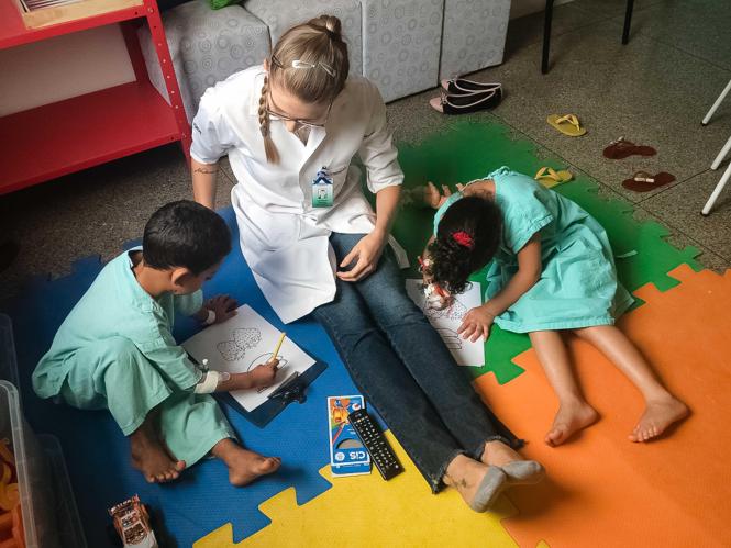 Pelo quarto ano consecutivo, o Hospital Regional do Sudeste do Pará (HRSP), em Marabá (PA), foi certificado com o selo “Green Kitchen”, concedido pela Fundação para a Pesquisa em Arquitetura e Ambiente (Fupam), em reconhecimento às boas práticas adotadas na cozinha da Unidade. Em 2015, o HRSP foi a primeira unidade hospitalar do Norte e Nordeste do País a conquistar a certificação.

FOTO: DIVULGAÇÃO
DATA: 21.02.2019
 <div class='credito_fotos'>Foto: Divulgação   |   <a href='/midias/2019/originais/6ec0b2f1-16a2-439a-bf29-de48cec1f1c3.jpg' download><i class='fa-solid fa-download'></i> Download</a></div>