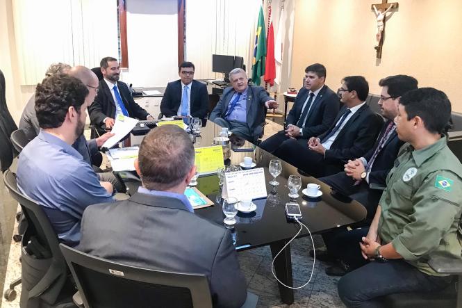 Combater crimes ambientais em Unidades de Conservação da Amazônia no Pará. Esta é a finalidade da assinatura do termo de cooperação firmado entre a Secretaria de Estado de Segurança Pública e Defesa Social do Pará (Segup) junto ao Instituto Chico Mendes de Conservação da Biodiversidade (ICMBio) e Instituto Brasileiro do Meio Ambiente e dos Recursos Naturais Renováveis (Ibama). A assinatura do termo ocorreu nesta terça-feira (12). Segundo levantamentos do ICMBio, cerca de 94% dos desmatamentos nas Unidades de Conservação da Amazônia estão no Pará, no biênio 2017/2018.

FOTO: ASCOM / SEGUP
DATA: 12.03.2019
BELÉM - PA <div class='credito_fotos'>Foto: ASCOM / SEGUP   |   <a href='/midias/2019/originais/6ed5d2d0-9a20-4d5e-81c2-3eb07011b9db.jpg' download><i class='fa-solid fa-download'></i> Download</a></div>