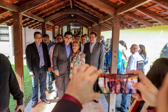 Na manhã desta terça-feira (16), o governador Helder Barbalho esteve na sede da Companhia de Habitação do Pará (Cohab), para participar, junto com o presidente do órgão, José Scaff Filho, das comemorações pelos 54 anos da instituição. Durante a programação foram entregues 54 cheques moradia e realizada a assinatura simbólica de 200 títulos de regularização fundiária.

FOTO: MARCO SANTOS / AGÊNCIA PARÁ
DATA: 16.04.2019
BELÉM - PARÁ <div class='credito_fotos'>Foto: Marco Santos / Ag. Pará   |   <a href='/midias/2019/originais/6edcab4c-9497-4afd-926e-c9957acd76ef.jpg' download><i class='fa-solid fa-download'></i> Download</a></div>