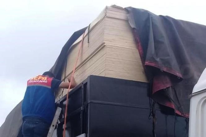 Um carregamento com 31m3 de madeira compensada, que vinha da cidade de Abel Figueiredo com destino a cidade de Parauapebas, sudeste do Estado, foi  apreendido na rodovia BR-222, em Marabá, pela coordenação da unidade de controle de mercadorias em trânsito de Carajás, da Secretaria de Estado da Fazenda (Sefa) nesta sexta-feira (12).

FOTO: ASCOM / SEFA
DATA: 12.04.2019
MARABÁ - PARÁ <div class='credito_fotos'>Foto: Ascom Sefa   |   <a href='/midias/2019/originais/6efe63fb-3085-4ca2-8583-9cde8649c9e2.jpg' download><i class='fa-solid fa-download'></i> Download</a></div>