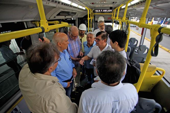 O governador Helder Barbalho reiterou, na tarde desta segunda-feira (28), o interesse do Estado em utilizar o saldo remanescente do contrato de financiamento da Agência de Cooperação Internacional do Japão (Jica) para obras de requalificação da BR-316. Os recursos serão destinados às obras complementares na rodovia, de extrema importância para a eficiência do sistema. A manifestação do chefe do Executivo ocorreu durante reunião com representantes da Jica no Brasil e diretores do Núcleo de Gerenciamento de Transporte Metropolitano (NGTM), na sede do Palácio do Governo, em Belém.

FOTO: MAYCON NUNES/AG. PARÁ
DATA: 29.01.2019
BELÉM - PARÁ <div class='credito_fotos'>Foto: Maycon Nunes / Ag. Pará   |   <a href='/midias/2019/originais/6f495f8e-3f4b-4d6d-9cd6-533fe2c69a55.jpg' download><i class='fa-solid fa-download'></i> Download</a></div>