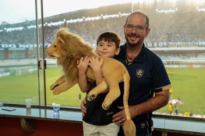 Mais de 10 mil pessoas fizeram a festa no primeiro jogo da final do Campeonato Paraense de 2019, o “Banparazão”. Mesmo com a chuva, a partida entre as equipes do Independente e do Clube do Remo foi um belo espetáculo para todos que compareceram ao Estádio Olímpico do Pará, o Mangueirão, neste domingo (14). O Galo Elétrico levou a melhor com o placar de 1 a 0.

FOTO: RICARDO AMANAJÁS / AGÊNCIA PARÁ
DATA: 15.04.2019
BELÉM - PARÁ <div class='credito_fotos'>Foto: Ricardo Amanajás / Ag. Pará   |   <a href='/midias/2019/originais/6f4f9954-35e2-4aea-8b23-63eff2c7c804.jpg' download><i class='fa-solid fa-download'></i> Download</a></div>