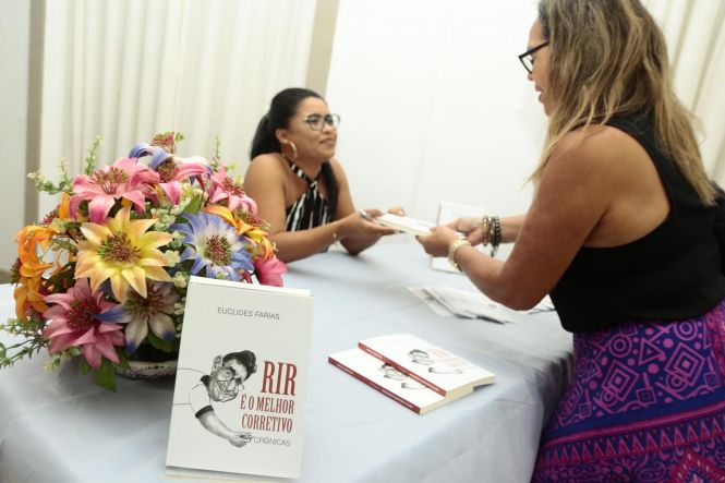 O lançamento do livro póstumo “Rir é o melhor corretivo”, do jornalista Euclides Farias, que morreu em agosto do ano passado prestes a completar 60 anos, movimentou a Casa da Linguagem, em Belém, na noite desta quarta-feira (8). A obra reúne 45 crônicas. O evento teve ainda um show de MPB com o percussionista Paulinho Assumpção e Banda, e a exposição das ilustrações da obra, de autoria do cartunista J. Bosco Azevedo, e de fotografias que Euclides Farias produziu por hobby.

FOTO: RICARDO AMANAJÁS / AGÊNCIA PARÁ
DATA: 09.05.2019
BELÉM - PARÁ <div class='credito_fotos'>Foto: Ricardo Amanajás / Ag. Pará   |   <a href='/midias/2019/originais/6f92e6ac-bff8-470d-bf2b-660f8dd7a1e3.jpg' download><i class='fa-solid fa-download'></i> Download</a></div>