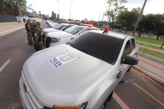 O governador Helder Barbalho lançou, na tarde deste sábado (12), em Belém, a operação "Polícia Mais Forte", que consiste no fortalecimento da Polícia Militar do Pará (PM-PA) por meio da melhoria das condições de trabalho dos agentes de segurança e, consequentemente, a melhoria do serviço prestado à população. 

FOTO: AG. PARÁ
DATA: 12.01.2019
BELÉM - PARÁ <div class='credito_fotos'>Foto: Agência Pará   |   <a href='/midias/2019/originais/6fb016e6-d4c9-4c69-a39b-6e2c4a7a6927.jpg' download><i class='fa-solid fa-download'></i> Download</a></div>