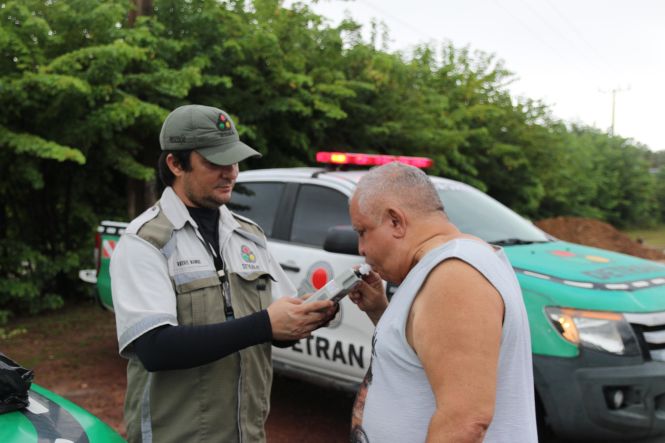 Durante o período do feriado da Semana Santa, da última sexta-feira (19) até o domingo (21), o Departamento de Trânsito do Estado do Pará não registrou ocorrências graves no trânsito. Ações educativas e de fiscalização foram realizadas com o intuito de conscientizar condutores e passageiros sobre comportamentos seguros no trânsito.

FOTO: ASCOM / DETRAN
DATA; 22.04.2019
SALINAS - PARÁ <div class='credito_fotos'>Foto: ASCOM / DETRAN   |   <a href='/midias/2019/originais/6fb9d6d0-b274-4658-9242-652e7f815c26.jpg' download><i class='fa-solid fa-download'></i> Download</a></div>