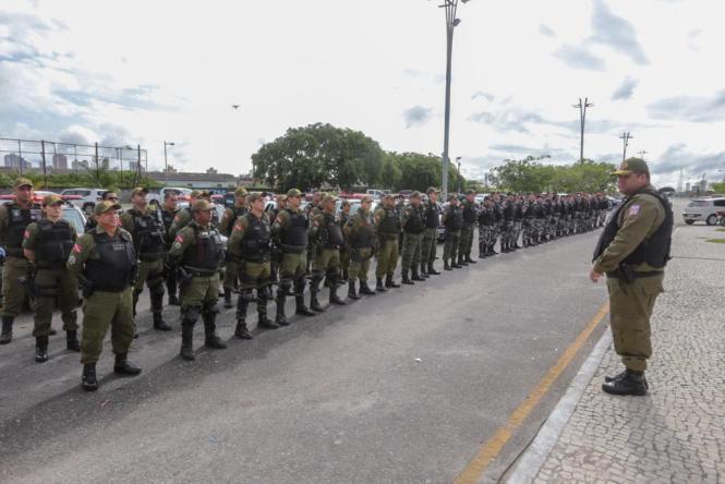 O reforço das ações policiais anunciadas pelo novo governador do Estado do Pará, Helder Barbalho, teve início nas primeiras horas da manhã desta quarta-feira, 2. Uma ação integrada da Secretaria de Estado  de Segurança Pública (Segup) envolvendo agentes da Polícia Militar, Cavalaria, Ronda Tática Metropolitana (Rotam), Grupamento Aéreo de Segurança Pública (Graesp), Polícia Civil, Grupamento Fluvial, Corpo de Bombeiros Militar, Superintendência do Sistema Penitenciário (Susipe), Diretoria de prevenção, Guardas Municipais, entre outros, levam o reforço da segurança para os bairros Benguí, Cabanagem, Guamá e Terra-firme. A ação, que envolve cerca de 400 agentes, foi deflagrada às 9 horas, do Portal da Amazônia, com a presença do Governador Estadual. Mais de 50 viaturas estão sendo empregadas na ação.

FOTO: MARCO SANTOS / AG. PARÁ
DATA: 02.01.2019
BELÉM - PARÁ <div class='credito_fotos'>Foto: Marco Santos / Ag. Pará   |   <a href='/midias/2019/originais/6fee6902-762d-4693-8047-115350ac5008.jpg' download><i class='fa-solid fa-download'></i> Download</a></div>