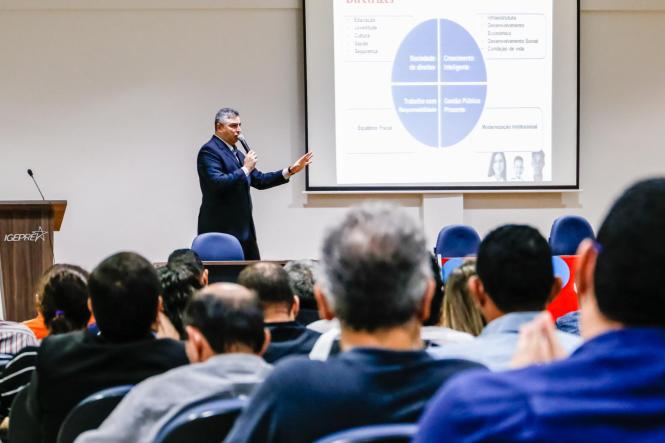 As premissas e metas fiscais que deverão ser estabelecidas pela Lei de Diretrizes Orçamentárias (LDO) 2020 foram discutidas, na manhã desta terça-feira (16), durante audiência pública realizada pela Secretaria de Estado de Planejamento (Seplan). A oitiva, realizada no auditório do Instituto de Gestão Previdenciária do Estado do Pará (Igeprev), reuniu quase 160 pessoas. Na ocasião, o público pode apresentar sugestões e fazer questionamentos relacionados ao projeto de lei.

FOTO: MAYCON NUNES / AGÊNCIA PARÁ
DATA: 16.04.2019
BELÉM - PARÁ <div class='credito_fotos'>Foto: Maycon Nunes / Ag. Pará   |   <a href='/midias/2019/originais/700ebfac-3d87-4c70-9356-913040b3ccf1.jpg' download><i class='fa-solid fa-download'></i> Download</a></div>