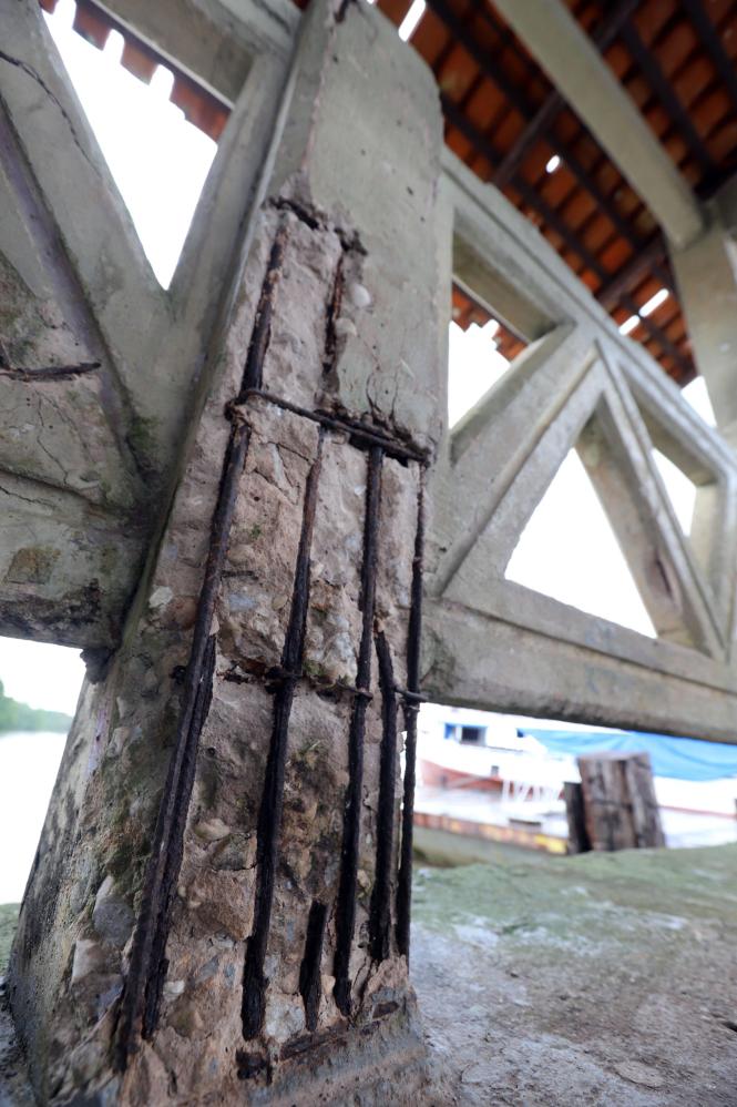 O governador Helder Barbalho visitou, neste domingo (20), o arquipélago do Marajó. Ele desembarcou em Salvaterra, por volta das 9h, e foi direto para o Porto do Camará, principal porta de entrada e saída dessa região, onde inspecionou a estrutura do local ao lado do diretor técnico da Secretaria de Estado de Transportes (Setran), João Renato Aguiar, e do prefeito de Salvaterra, Valentim Oliveira. 

FOTO: MARCO SANTOS/AGÊNCIA PARÁ.
DATA: 20.01.2019
SALVATERRA - PARÁ
 <div class='credito_fotos'>Foto: Marco Santos / Ag. Pará   |   <a href='/midias/2019/originais/70420f34-1fd1-45ac-afe2-db0823f0f5bb.jpg' download><i class='fa-solid fa-download'></i> Download</a></div>