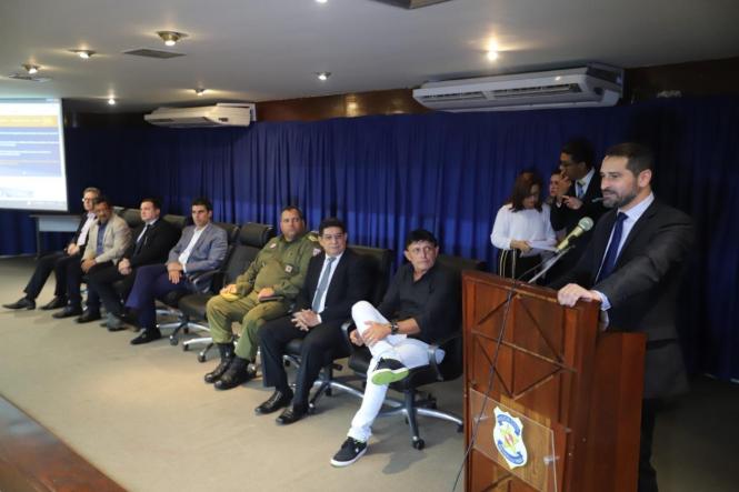 O governador Helder Barbalho, o secretário de Estado de Segurança Pública, Uálame Machado; o secretário de Estado de Cidadania, Ricardo Balestreri; o delegado-geral da Polícia Civil do Pará, Alberto Teixeira, e o comandante da Polícia Militar do Pará, coronel Dilson Júnior, reuniram-se, na tarde desta quinta-feira (17), na sede da Delegacia Geral, em Belém, com representantes de guardas municipais e agentes de trânsito municipais de todo o Pará, com o intuito de aproximar o sistema de segurança pública estadual desses organismos municipais e começar a afinar parcerias para qualificar o combate à violência e à criminalidade em todo o Estado.

FOTO: AG. PARÁ
DATA: 17.01.2019
BELÉM -PARÁ <div class='credito_fotos'>Foto: Agência Pará   |   <a href='/midias/2019/originais/706955b2-8fa0-44ae-bfad-d1d362ac0d05.jpg' download><i class='fa-solid fa-download'></i> Download</a></div>