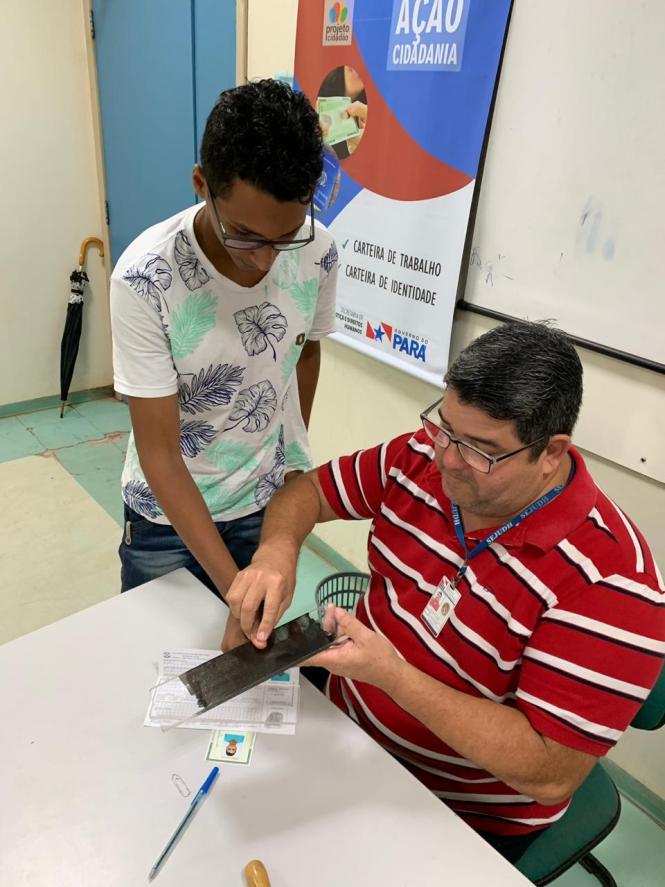 A emissão de documento oficial em tempo real à população de Santarém foi um dos serviços ofertados na abertura do programa “Governo Por Todo o Pará”, na manhã desta quarta-feira (20), que leva obras e serviços aos moradores do oeste paraense, ao longo desta semana.

FOTO: BRUNO MELLO / DIVULGAÇÃO
DATA: 20.03.2019
SANTARÉM - PARÁ <div class='credito_fotos'>Foto: Bruno Mello / Divulgação   |   <a href='/midias/2019/originais/7082909f-f884-447d-bebb-11cc69e03619.jpg' download><i class='fa-solid fa-download'></i> Download</a></div>