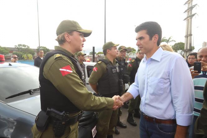 O governador Helder Barbalho lançou, na tarde deste sábado (12), em Belém, a operação "Polícia Mais Forte", que consiste no fortalecimento da Polícia Militar do Pará (PM-PA) por meio da melhoria das condições de trabalho dos agentes de segurança e, consequentemente, a melhoria do serviço prestado à população. 

FOTO: AG. PARÁ
DATA: 12.01.2019
BELÉM - PARÁ <div class='credito_fotos'>Foto: Agência Pará   |   <a href='/midias/2019/originais/708cbf21-6dca-4533-8511-b22c6be6b05c.jpg' download><i class='fa-solid fa-download'></i> Download</a></div>