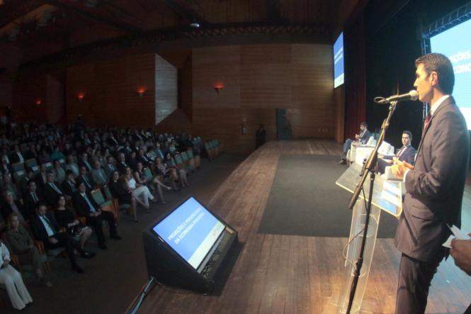 Durante a próxima missão do Programa Governo por Todo o Pará, que percorre Marabá e região entre os dias 2 e 5 de abril, será publicado o decreto permitindo a isenção de ICMS em 17% para a operação de ferro-gusa. A medida, que deve promover a abertura de 7 a 10 mil empregos imediatos, foi anunciada por Helder Barbalho durante o lançamento da 9ª edição do Anuário do Pará, na noite desta segunda-feira, 25, no teatro Maria Sylvia Nunes da Estação das Docas. 

FOTO: RICARDO AMANAJÁS / AGÊNCIA PARÁ
DATA: 26.03.2019
BELÉM - PARÁ <div class='credito_fotos'>Foto: Ricardo Amanajás / Ag. Pará   |   <a href='/midias/2019/originais/708ed1fd-85b5-4908-a572-f460dd6dd80c.jpg' download><i class='fa-solid fa-download'></i> Download</a></div>