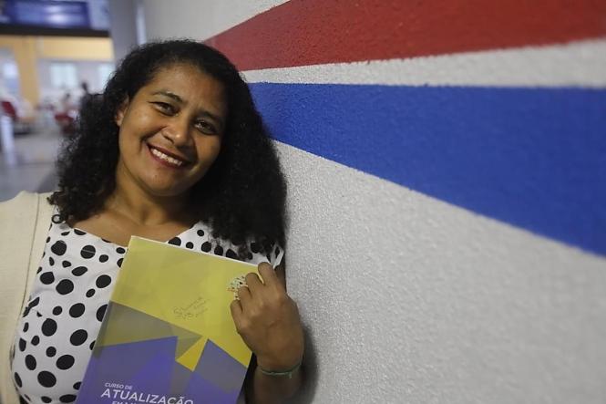 A Escola de Governança do Pará (EGPA) entregou, no final da tarde desta quinta-feira (4), em Marabá, cerca de 100 certificados de conclusão de cursos de capacitação oferecidos a servidores públicos estaduais e de diversos municípios do sul e sudeste paraense. As regiões recebem, até esta sexta-feira (5), o programa Governo Por Todo o Pará, iniciativa da gestão estadual que leva a administração para mais perto das diferentes regiões do Estado.

NA FOTO:  MARIA DILEUZA RIBEIRO DA SILVA

FOTO: MAYCON NUNES / AGENCIA PARA
DATA: 04.04.2019
MARABA - PARA <div class='credito_fotos'>Foto: Maycon Nunes / Ag. Pará   |   <a href='/midias/2019/originais/70949659-ab15-4dab-a956-240f84b66d87.jpg' download><i class='fa-solid fa-download'></i> Download</a></div>