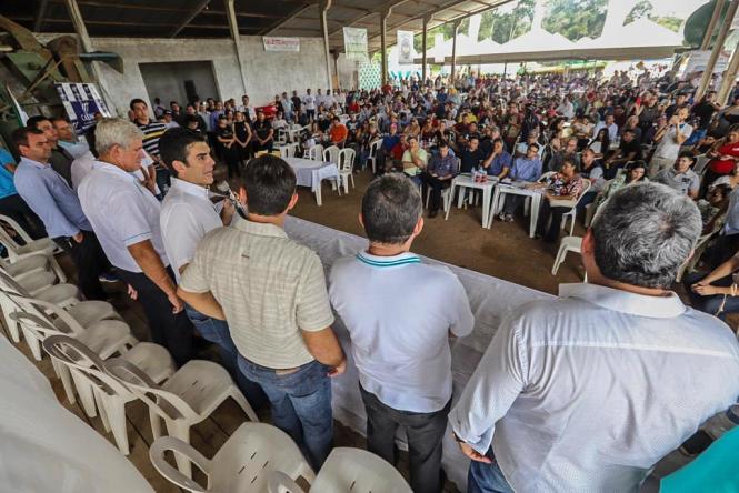 O governador Helder Barbalho participou, neste sábado (23), do início da colheita de soja e do plantio de milho safrinha na Fazenda Cristo Rei, em Belterra, no oeste do Pará. Este ano, a cerimônia também comemora o aumento da produção na região em relação ao ano passado. Está prevista a colheita de 3,3 toneladas por hactare, 200 quilos a mais que a colheita do ano anterior. Ao todo, o oeste paraense tem 70 mil hactares de área plantada, em três municípios: Santarém, Belterra e Mojuí dos Campos.

FOTO: MARCO SANTOS / AG. PARÁ
DATA: 23.03.2019
BELTERRA - PARÁ <div class='credito_fotos'>Foto: Marco Santos / Ag. Pará   |   <a href='/midias/2019/originais/70acc517-6c0c-481c-af64-800da3fd62b5.jpg' download><i class='fa-solid fa-download'></i> Download</a></div>