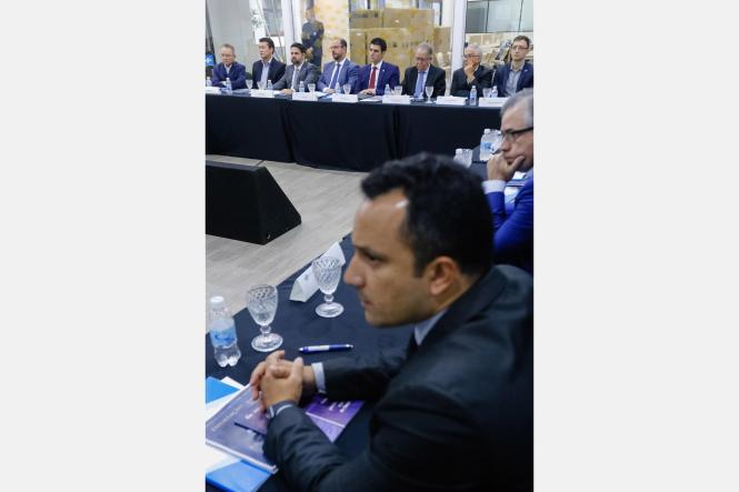 O Governo do Pará vai revisar as concessões de incentivos fiscais a empresas que já operam no Estado, para saber de que maneira esses benefícios estão impactando diretamente na geração de emprego e renda para a população paraense. Além disso, o Executivo deve enviar à Assembleia Legislativa, nos próximos dias, Projeto de Lei que moderniza as leis tributárias. As ações, anunciadas pelo governador Helder Barbalho na manhã desta segunda-feira (18), durante reunião com os representantes dos órgãos que compõem o sistema "S", na sede do Serviço Brasileiro de Apoio às Micro e Pequenas Empresas (Sebrae), representam as medidas que o Pará está adotando para favorecer o ambiente de negócios no Estado.  

 FOTO: MARCELO SEABRA / AGÊNCIA PARÁ
DATA: 18.03.2019
BELÉM - PA <div class='credito_fotos'>Foto: Marcelo Seabra / Ag. Pará   |   <a href='/midias/2019/originais/70d287c0-1641-4ed1-a568-7b9a2746b45a.jpg' download><i class='fa-solid fa-download'></i> Download</a></div>