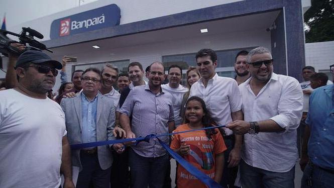 O governador Helder Barbalho e o vice-governador, Lúcio Vale, inauguraram neste sábado (23) a segunda agência do Banco do Estado do Pará (Banpará) em 80 dias de governo, dessa vez no município de Porto de Moz, no oeste paraense. 

FOTO: MARCO SANTOS / AG. PARÁ
DATA: 23.03.3029
PORTO DE MOZ - PARÁ <div class='credito_fotos'>Foto: Marco Santos / Ag. Pará   |   <a href='/midias/2019/originais/7103b55f-fe47-4afc-8a4c-4511c2ed5418.jpg' download><i class='fa-solid fa-download'></i> Download</a></div>