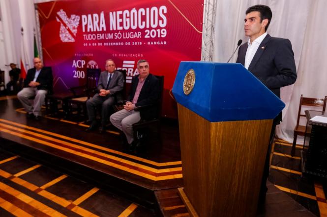 Estudos sobre a viabilidade da criação de uma rodovia pedagiada entre Belém e Castanhal, a instalação do canteiro de obras para a derrocada do Pedral do Lourenço a partir de julho desse ano e ainda a conclusão da discussão sobre as compensações da Lei Kandir na Câmara Federal, até o final do semestre, foram algumas das ações anunciadas por Helder Barbalho durante o lançamento da 8ª edição da Feira Pará Negócios. O evento, realizado na sede da Associação Comercial do Pará (ACP) na noite da última sexta-feira (16), contou com a presença de expositores, autoridades e convidados, que assistiram a conferência "Perspectivas para o crescimento do Pará", ministrada pelo governador.

FOTO: MARCELO SEABRA / AGÊNCIA PARÁ
DATA: 16.03.2019
BELÉM - PA <div class='credito_fotos'>Foto: Marcelo Seabra / Ag. Pará   |   <a href='/midias/2019/originais/711471c3-a9c2-4664-967c-40606993a002.jpg' download><i class='fa-solid fa-download'></i> Download</a></div>