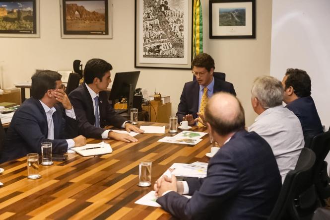 A compensação da Lei Kandir aos Estados exportadores de produtos primários e semielaborados ganhou destaque na reunião do Fórum Nacional de Governadores, em Brasília. Durante o encontro com o ministro da Economia, Paulo Guedes, na última terça-feira (26), os governadores, liderados por Helder Barbalho, propuseram a quitação do débito da União. O cálculo estimado na perda total dos Estados, em 22 anos de vigência da Lei, é de R$ 637 bilhões. Só o Pará teria perdido mais de R$ 30 bilhões.

FOTO: JAILSON SAM / DIVULGAÇÃO
DATA: 27.03.2019
BRASÍLIA - DF <div class='credito_fotos'>Foto: Jailson Sam / Divulgação   |   <a href='/midias/2019/originais/71267c47-f9b0-480d-a8a2-c081c744c3d9.jpg' download><i class='fa-solid fa-download'></i> Download</a></div>