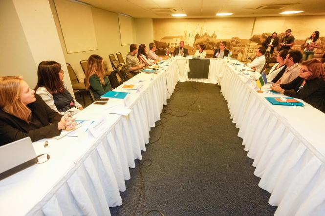 O vice-governador do Estado, Lúcio Vale, encerrou na tarde desta sexta-feira (12), em Belém, o Encontro de Secretários de Educação da Região Norte, realizado durante todo o dia em um hotel, no bairro do Marco. Durante o debate, os secretários elaboraram uma carta, direcionada ao Ministério da Educação (MEC), expondo as dificuldades da região e solicitando à União um olhar diferenciado para a Amazônia, no que se refere aos repasses para a educação. “Tenho acompanhado de perto a realidade da nossa educação, e sabemos que da forma como está não dá para continuar. Nosso governo tem nessa uma das suas prioridades. Mas, sem dúvida, precisa contar com o apoio da União para fazer frente aos seus desafios”, ressaltou o vice-governador.

FOTO: MARCELO SEABRA / AGÊNCIA PARÁ
DATA: 12.04.2019
BELÉM - PARÁ <div class='credito_fotos'>Foto: Marcelo Seabra / Ag. Pará   |   <a href='/midias/2019/originais/7142392c-4dbc-4b0d-99df-d4a75b2b461f.jpg' download><i class='fa-solid fa-download'></i> Download</a></div>