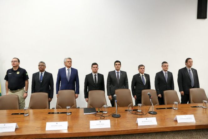 O município de Ananindeua, na região metropolitana de Belém, foi um dos cinco selecionados no Brasil para receber a implementação de um projeto piloto, realizado pelo Ministério da Justiça, na área da segurança pública e promoção social. O anúncio foi feito, na manhã desta quarta-feira (15), pelo governador Helder Barbalho, durante o lançamento do Programa Nacional de Enfrentamento à Criminalidade Violenta que acontece em Brasília (DF).

FOTO: JAILSON SAM / DIVULGAÇÃO
DATA: 15.05.2019
BRASÍLIA - DF <div class='credito_fotos'>Foto: Jailson Sam / Divulgação   |   <a href='/midias/2019/originais/714d6540-a647-4dd6-8a62-6825c25d5675.jpg' download><i class='fa-solid fa-download'></i> Download</a></div>