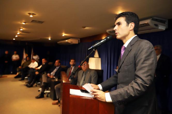 O governador Helder Barbalho participou na manhã desta terça-feira (22), na sede da delegacia geral, da cerimônia de posse do novo delegado geral da Polícia Civil do Pará, Alberto Teixeira, e da nova diretoria do órgão. Vários secretários e autoridades também marcaram presença no evento. Na ocasião, o governador destacou a importância da Polícia Civil para o enfrentamento e combate à violência no Pará. O governador falou da dificuldade de enfrentamento do crime, mas ressaltou não medirá esforços para o combate a criminalidade.

FOTO: AG. PARÁ
DATA: 22.01.2019
BELÉM - PARÁ <div class='credito_fotos'>Foto: Agência Pará   |   <a href='/midias/2019/originais/7163ff0c-fa26-48ca-b86b-bd95ff776d95.jpg' download><i class='fa-solid fa-download'></i> Download</a></div>