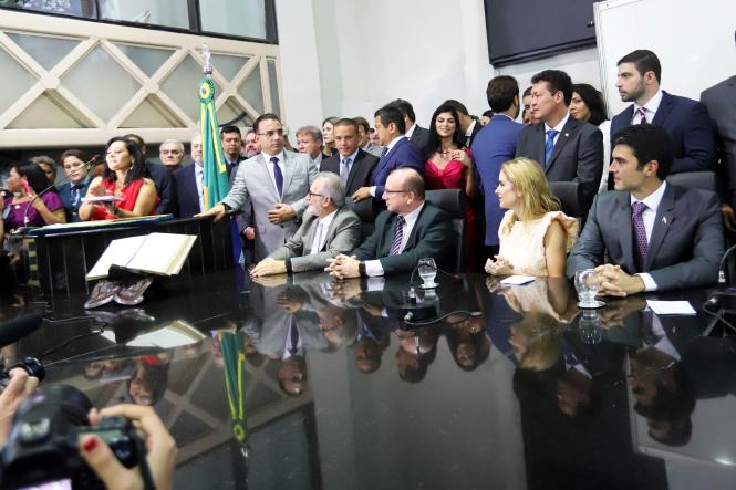 O governador Helder Barbalho prestigiou, na manhã desta sexta-feira (1°), a posse dos novos deputados estaduais do Pará, no plenário Newton Miranda, da Assembleia Legislativa do Estado (Alepa). Na ocasião, os parlamentares também elegeram a nova Mesa Diretora da Casa para um mandato de dois anos. O presidente será o deputado Daniel Barbosa Santos, mais conhecido como Dr. Daniel, sem partido no momento. A cerimônia foi conduzida pela deputada Cilene Couto, tendo como secretários os deputados Martinho Carmona e Miro Sanova.   

FOTO: MARCO SANTOS/AG. PARÁ
DATA: 01.02.2019
BELÉM - PARÁ <div class='credito_fotos'>Foto: Marco Santos / Ag. Pará   |   <a href='/midias/2019/originais/716db31d-4972-421c-a9f6-5c1824eb2378.jpg' download><i class='fa-solid fa-download'></i> Download</a></div>