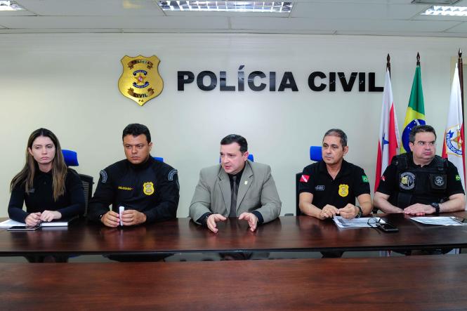 Em apenas um dia, 33 envolvidos em crimes foram presos pela Polícia Civil do Pará nesta sexta-feira (28), durante a Operação Hárpia, deflagrada na Região Metropolitana de Belém. No total, 120 policiais civis e militares saíram às ruas para cumprir mandados de prisão de foragidos de Justiça. No final da manhã, as informações sobre a operação foram repassadas em uma coletiva de imprensa, na sede da Delegacia-Geral de Polícia Civil. Presidida pelo delegado-geral Alberto Teixeira, a coletiva contou com a participação dos diretores de Polícia Metropolitana, delegado Marco Antônio Duarte; de Polícia Especializada, delegado Sérvulo Cabral; de Polícia do Interior, delegado José Humberto Melo, e da diretora de Atendimento a Grupos Vulneráveis, delegada Priscila Morgado.

FOTO: DIVULGAÇÃO POLICIA CIVIL
DATA: 28.02.2019
BELÉM - PARÁ <div class='credito_fotos'>Foto: Divulgação / Policia Civil - Pará   |   <a href='/midias/2019/originais/71cb72d9-36ff-4171-8550-3b5679a39a1f.jpg' download><i class='fa-solid fa-download'></i> Download</a></div>