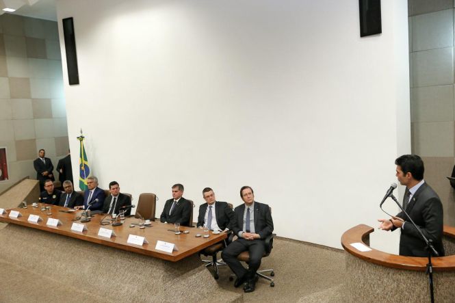 O município de Ananindeua, na região metropolitana de Belém, foi um dos cinco selecionados no Brasil para receber a implementação de um projeto piloto, realizado pelo Ministério da Justiça, na área da segurança pública e promoção social. O anúncio foi feito, na manhã desta quarta-feira (15), pelo governador Helder Barbalho, durante o lançamento do Programa Nacional de Enfrentamento à Criminalidade Violenta que acontece em Brasília (DF).

FOTO: JAILSON SAM / DIVULGAÇÃO
DATA: 15.05.2019
BRASÍLIA - DF <div class='credito_fotos'>Foto: Jailson Sam / Divulgação   |   <a href='/midias/2019/originais/71cd629d-bdff-410c-865a-941ae66e803c.jpg' download><i class='fa-solid fa-download'></i> Download</a></div>
