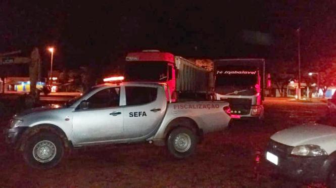 A Secretaria de Estado da Fazenda do Pará (Sefa) apreendeu, nesta terça-feira (26), dois veículos transportando ilegalmente 51 cabeças de gado. O flagrante aconteceu na coordenação de mercadorias em trânsito do Itinga, em Dom Eliseu, na divisa com o estado do Maranhão. O transporte era feito sem nota fiscal.

FOTO: ASCOM / SEFA
DATA: 27.02.2019
DOM ELISEU - PARÁ <div class='credito_fotos'>Foto: Nenhum   |   <a href='/midias/2019/originais/71f6114f-96fd-4ac6-a400-9a9735b66796.jpg' download><i class='fa-solid fa-download'></i> Download</a></div>