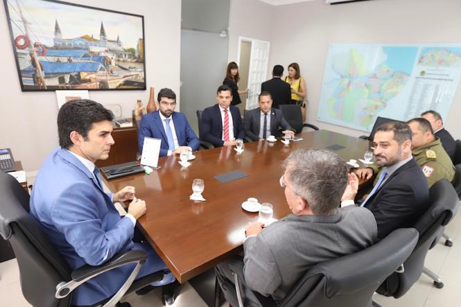 A portaria do Ministério de Estado da Justiça e Segurança Pública determinando a vinda da Força Nacional ao Párá já está pronta e com publicação prevista no Diário Oficial da União para o próximo dia 23. Nesta data 200 agentes e 40 viaturas da Força Nacional serão deslocados ao Pará, com previsão de chegada em 25 de março. A confirmação ao governador do Pará, Hélder Barbalho, foi feita nesta quinta-feira, 7, pelo general Guilherme Theophilo, secretário nacional de segurança pública, que veio ao Pará apresentar também ao governador as diretrizes do Programa Nacional de Enfrentamento à Criminalidade Violenta.

FOTO: MARCO SANTOS / AGÊNCIA PARÁ
DATA: 07.03.2019
BELÉM - PA <div class='credito_fotos'>Foto: Marco Santos / Ag. Pará   |   <a href='/midias/2019/originais/7215cd38-796f-4fa9-9a22-a2ed007091ee.jpg' download><i class='fa-solid fa-download'></i> Download</a></div>