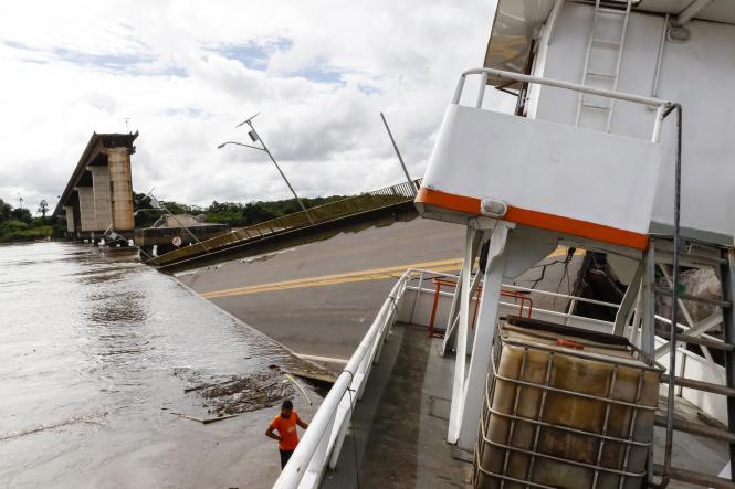 O governador Helder Barbalho e o vice-governador, Lúcio Vale, anunciaram, durante coletiva neste sábado (6), que o Estado não irá cessar as buscas pelas possíveis vítimas do acidente na ponte Rio Moju, a terceira da Alça Viária, até que elas sejam localizadas. Como medidas emergenciais para minimizar os impactos sofridos pela população, o chefe do Executivo estadual informou que serão construídas rampas, nos dois lados da ponte, para possibilitar o fluxo de balsas no local onde a a estrutura da ponte foi destruída após a colisão de uma balsa, na madrugada deste sábado (6). Serão recuperados ainda os portos do Arapari, em Barcarena, e o Porto Bannach, localizado na Avenida Bernardo Sayão, no bairro do Guamá, em Belém.

FOTO: WAGNER SANTANA / AGÊNCIA PARÁ
DATA: 06.04.2019
MOJU - PA <div class='credito_fotos'>Foto: Wagner Santana / Ag. Pará   |   <a href='/midias/2019/originais/7216c63c-dea8-4d16-9392-79b317f1faa1.jpg' download><i class='fa-solid fa-download'></i> Download</a></div>
