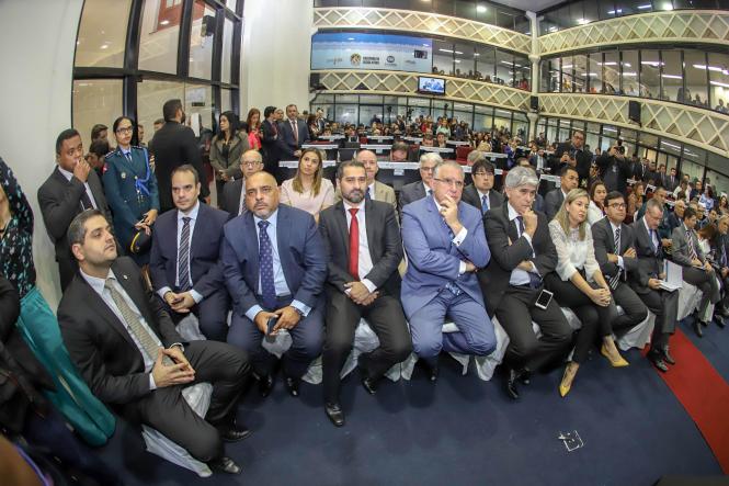 Na manhã desta terça-feira, (5), o governador do Estado do Pará, Helder Barbalho, esteve na Assembleia Legislativa do Estado (Alepa),  no plenário Newton Miranda, participando da instalação da 1ª sessão legislativa da 19ª legislatura. O chefe do Poder Executivo Estadual - em seu discurso - listou os desafios em comandar o Pará pelos próximos quatro anos e pediu apoio da Alepa.

FOTO: MARCO SANTOS / AG. PARÁ
DATA: 05.02.2019
BELÉM - PARÁ
 <div class='credito_fotos'>Foto: Marco Santos / Ag. Pará   |   <a href='/midias/2019/originais/721d5dfe-705d-4fe4-9060-e26933168b91.jpg' download><i class='fa-solid fa-download'></i> Download</a></div>