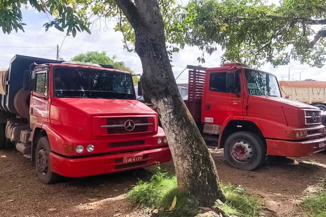 A equipe de fiscalização da Secretaria de Estado de Meio Ambiente e Sustentabilidade (Semas) realizou uma grande apreensão de minério de manganés na BR 222, em Maraba, sudeste do estado. A carga de 231,02 toneladas estava em 8 caminhões que foram apreendidos porque os condutores não tinham autorização para este tipo de transporte. Dois motoristas chegaram a apresentar a autorização para o transporte, mas os veículos que constavam no documento não eram os mesmos que levavam o minério. Os motoristas prestaram depoimento e informaram que a carga saiu de uma mineradora em Carajás e seguiria com destino ao porto de Barcarena. De lá, o minério seria exportado para fora do país. Os condutores e a empresa de transporte responsável pelos caminhões foram autuados. Essa é a primeira apreensão deste tipo, na região, este ano. Os veículos com a carga foram encaminhados ao pátio do posto de fiscalização da Secretaria de Fazenda do Estado.

FOTO: DIVULGAÇÃO
DATA: 22.02.2019
BELÉM - PA <div class='credito_fotos'>Foto: Divulgação   |   <a href='/midias/2019/originais/72735d1c-ca5c-4ea9-b0b0-40a09ebd275f.jpg' download><i class='fa-solid fa-download'></i> Download</a></div>