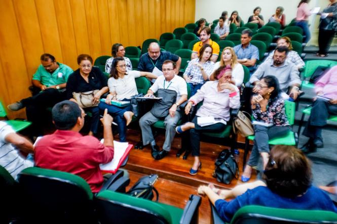 Desde a última segunda-feira (15), a Secretaria de Estado de Planejamento (Seplan) ouve técnicos e gestores dos órgãos da administração estadual, direta e indireta, visando à elaboração do Plano Plurianual (PPA) do período 2020-2023. Os encontros fazem parte das Oficinas Regionalizadas Temáticas, que discutem os principais investimentos e ações destinados ao desenvolvimento de todas as 12 regiões de Integração do Pará. Nesta quarta-feira (17) foram apresentados os cenários socioeconômicos e ambientais, além de avaliadas as possíveis melhorias, para as regiões de Integração (RI) Guamá e Guajará, que juntas integram 20 municípios paraenses.

FOTO: MAYCON NUNES / AGÊNCIA PARÁ
DATA: 17.04.2019
BELÉM - PARÁ <div class='credito_fotos'>Foto: Maycon Nunes / Ag. Pará   |   <a href='/midias/2019/originais/72ca0cb5-b0ed-4fd3-8333-4f29efd74897.jpg' download><i class='fa-solid fa-download'></i> Download</a></div>