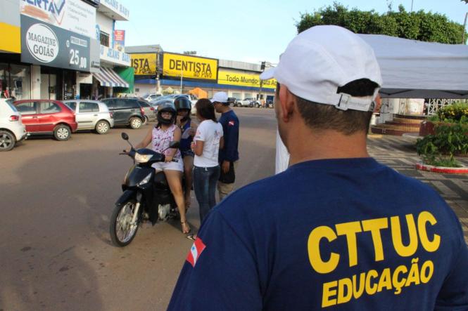 O encerramento da campanha “Março Lilás”, promovida pela Unidade de Alta Complexidade em Oncologia Dr. Vítor Moutinho (Unacon), foi marcado por uma “Blitz da Saúde”. A programação contou com orientações e distribuição de material educativo sobre a importância da prevenção do câncer de colo de útero em pontos estratégicos da cidade de Tucuruí, nesta sexta-feira (29).

FOTO; DIVULGAÇÃO
DATA: 29.03.2019
TUCURUÍ - PA <div class='credito_fotos'>Foto: Divulgação   |   <a href='/midias/2019/originais/72f38a63-88a8-438f-9c3f-b4d89c7e6815.jpg' download><i class='fa-solid fa-download'></i> Download</a></div>