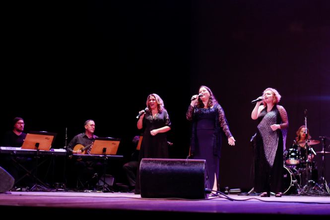 Quando o mês de maio chega já esperamos por ele. O show “Cantiga de Mãe”, evento certo no calendário da capital paraense e esse ano não poderia ser diferente. Lucinnha Bastos, Andréa Pinheiro e Marianne Lima estarão juntas novamente para celebrar a 5ª edição de um projeto que leva, além de homenagens, muita emoção ao palco do Theatro da Paz

FOTO: SERGIO MALCHER / DIVULGAÇÃO
DATA: 06.05.2019
BELÉM - PARÁ <div class='credito_fotos'>Foto: Sérgio Malcher / Divulgação   |   <a href='/midias/2019/originais/7323200d-3b58-4c7a-8fa0-7b80973c849c.jpg' download><i class='fa-solid fa-download'></i> Download</a></div>