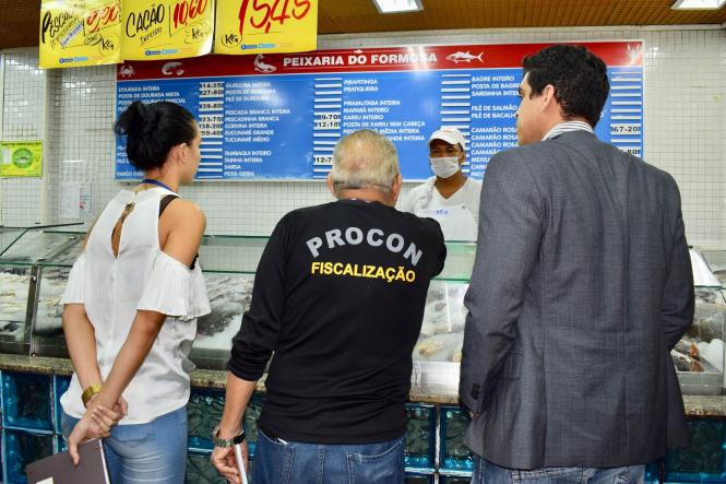 Procon intensifica fiscalização nos supermercados do Pará
Os supermercados são alvos de operações regulares pela Diretoria de Proteção e Defesa do Consumidor (Procon/PA) e, nesse mês de fevereiro, a equipe de fiscalização do órgão voltou a monitorar os setores varejistas da região metropolitana de Belém. Na ação, os fiscais fizeram uma varredura para saber se os produtos estavam em boas condições para o consumo e se o local estava respeitando o Código de Defesa do Consumidor –CDC.



FOTO: WAGNER ALMEIDA / SEJUDH
DATA: 28.02.2019
BELÉM - PARÁ <div class='credito_fotos'>Foto: Wagner Almeida/ Ascom Sejudh   |   <a href='/midias/2019/originais/73526712-d376-498a-8489-883642486837.jpg' download><i class='fa-solid fa-download'></i> Download</a></div>