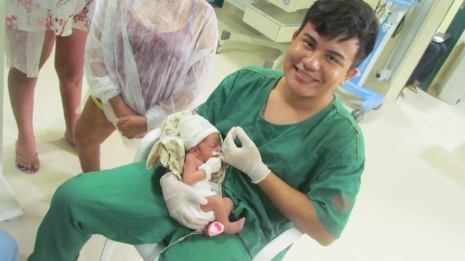 Em alusão ao mês de cuidados com a voz, o Hospital Regional Público do Marajó (HRPM), em Breves, alerta sobre alterações que podem ser indícios de doenças.De acordo com o fonoaudiólogo Elivelton Oliveira, que atua nas Unidades de Terapia Intensiva (UTI) neonatal e pediátrica e nas clínicas, as medidas preventivas para o zelo com a voz e hábitos saudáveis são fundamentais para a manutenção da saúde vocal. 

FOTO: ASCOM / HRPM
DATA: 23.04.2019
BREVES - PARÁ <div class='credito_fotos'>Foto: Ascom HRPM   |   <a href='/midias/2019/originais/73880fbb-031c-45a1-8d03-19af29d7a920.jpg' download><i class='fa-solid fa-download'></i> Download</a></div>